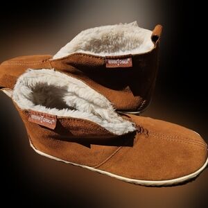 Minnetonka Brown Suede Ankle Slippers with faux fur lining.